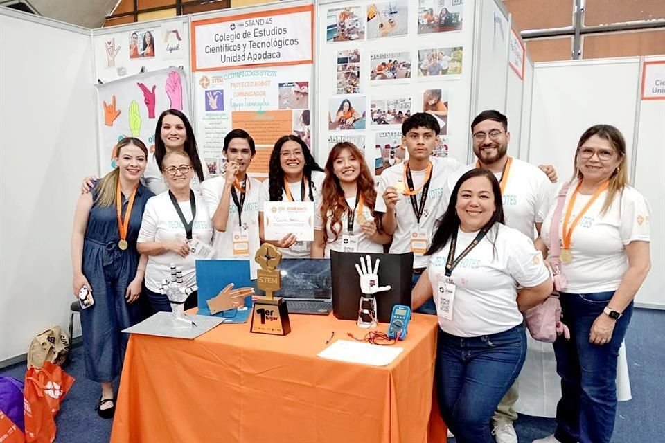 Integrantes y mentores del equipo Tecnocoyotes, del Cecyte Apodaca.