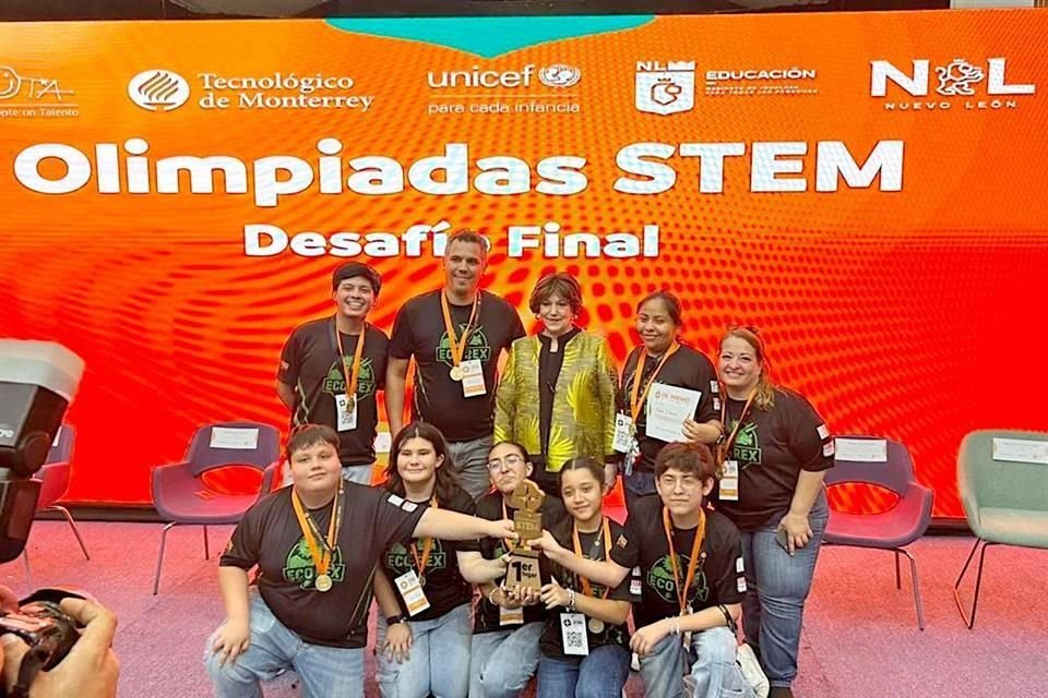 Integrantes y mentores de Eco-Rex, de la secundaria Técnica No. 73 Germán Gedovius Huerta.
