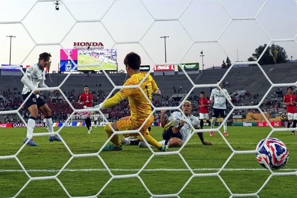 Germán  Berterame al marcar su segundo gol del partido.