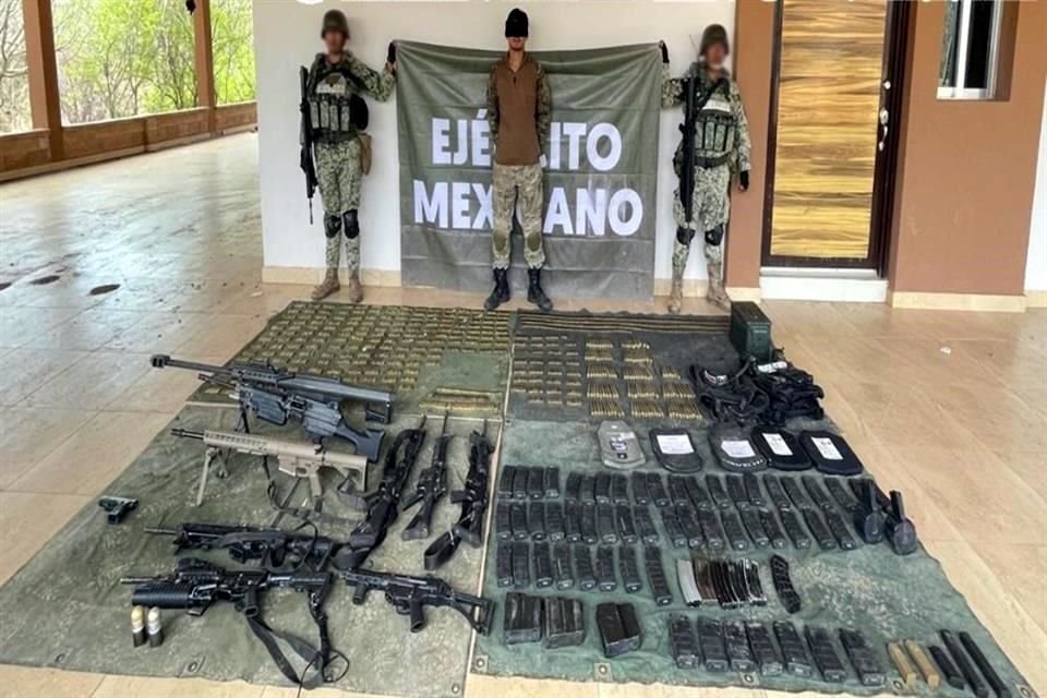 Elementos de la Sedena realizaron cateos en los que hallaron diverso armamento.