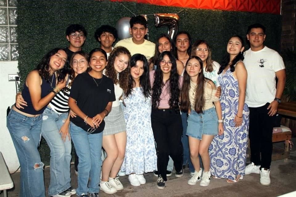 Isabella Facio celebró su 17 aniversario con una fiesta a la que asistieron sus mejores amigos.