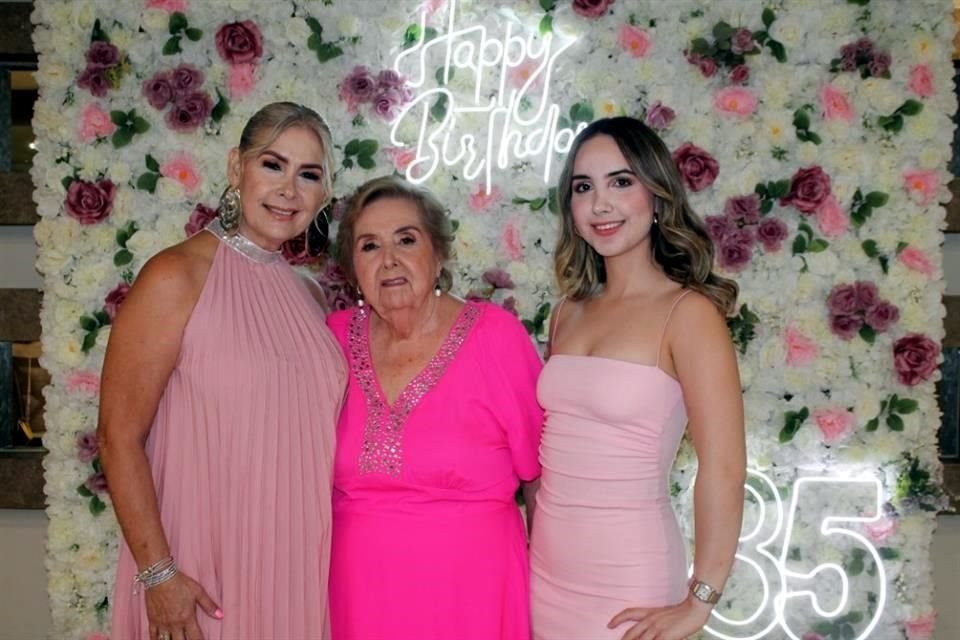 Mely Reséndez, Alicia Cabriales de Reséndez y Melanie González