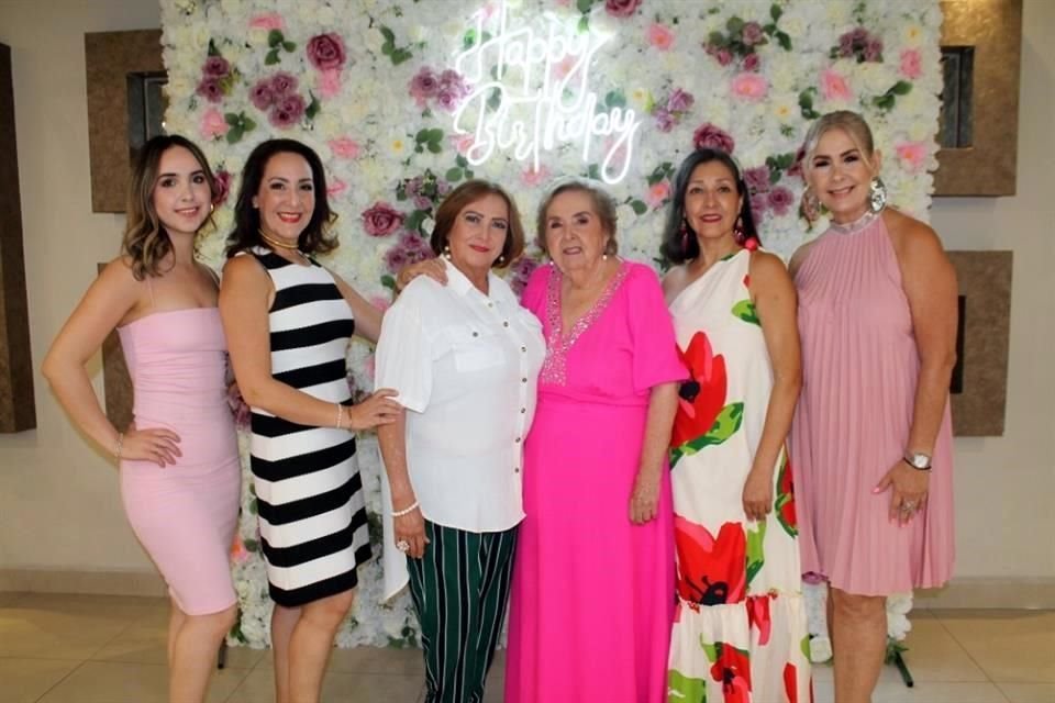 Melenie González, Luz Peralta de Reséndez, Martha Reséndez, Alicia Cabriales de Reséndez, Camen Chapa y Mely Reséndez