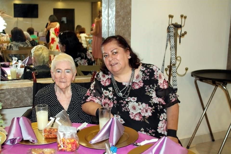 Chaguita Cobian y Griselda Cobián