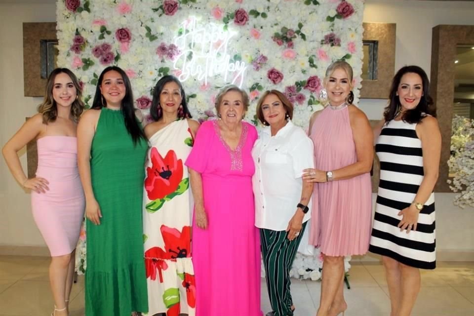 Melanie González, Samanta Reséndez, Carmen Chapa, Alicia Cabriales de Reséndez, Martha Reséndez, Mely Reséndez y Luz Peralta de Reséndez