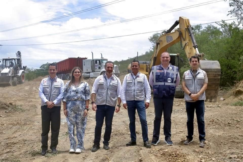El Alcalde priista acudió al cruce de Acueducto y la Carretera Nacional para supervisar los primeros trabajos.