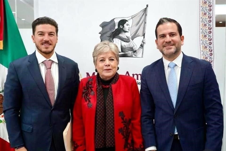 El Gobernador Samuel García; la titular de Semarnat, Alicia Bárcena, y el Secretario de Medio Ambiente estatal, Raúl Lozano.