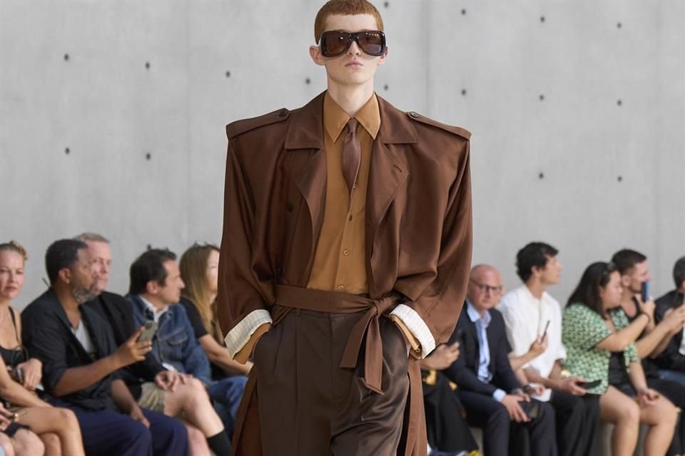 Pantalones café con saco holgado en tono café claro y camisa sepia es uno de los ejemplos de la colección de Verano 2026 de Saint Laurent.