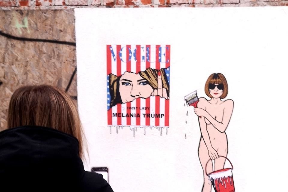 El artista aleXsandro Palombo hizo un polémico mural frente a la Fundación Prada de Milán protagonizado por Anna Wintour y Melania Trump.