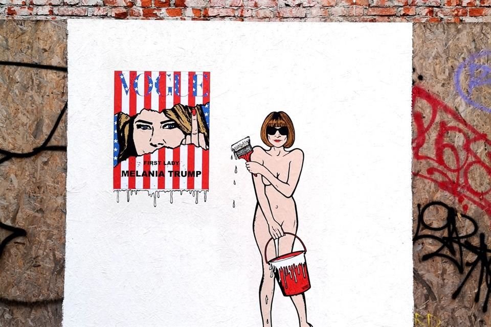 El mismo mural presenta una portada de revista y el rostro de Melania Trump, quien se convirtió en primera dama de los EU por segunda vez hace unos meses.