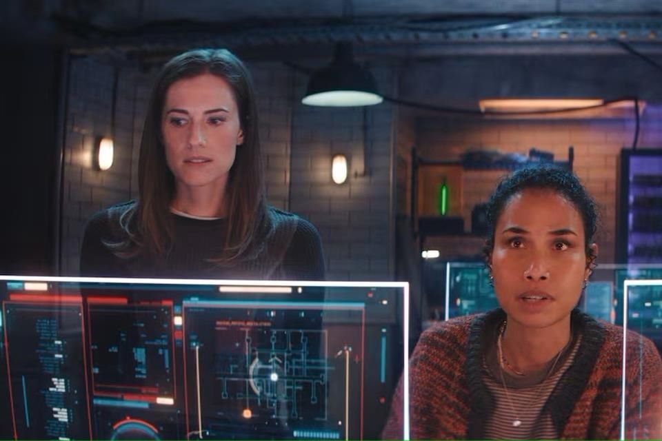 Dos años después de los eventos de M3GAN, Gemma (Allison Williams, izq.) se ha convertido en autora y defensora de la regulación de la Inteligencia Artificial en Estados Unidos.