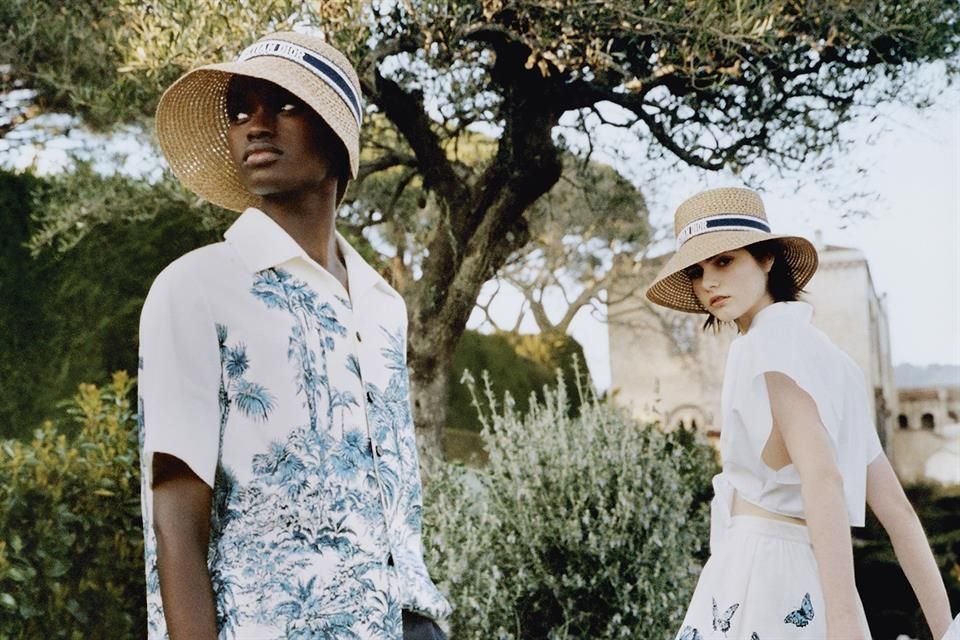 La reinterpretación del famoso estampado está disponible en colores azul y rosa a través de una serie de vestidos de seda, faldas, blusas, tops y accesorios, así como en pareos, ponchos y toallas.