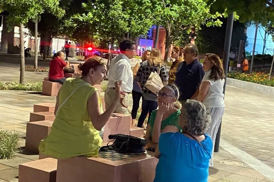 Para evidenciar la cantidad de usuarios afectados, vecinos del Casco de San Pedro recolectaron formas para llevarlas a la CFE.