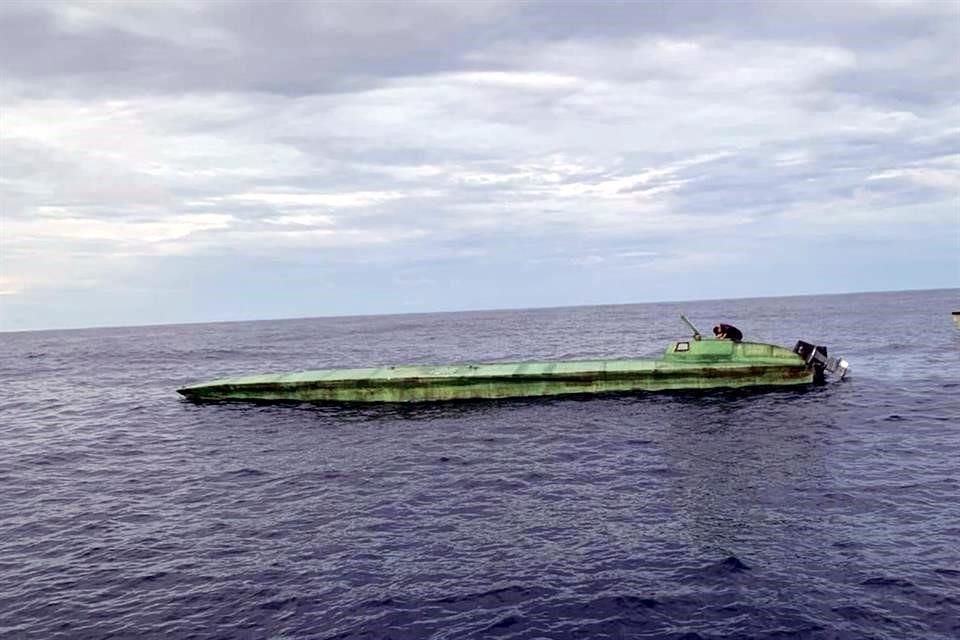 Los marinos aseguraron una embarcación tipo semisumergible o de bajo perfil, con tres tripulantes en su interior.