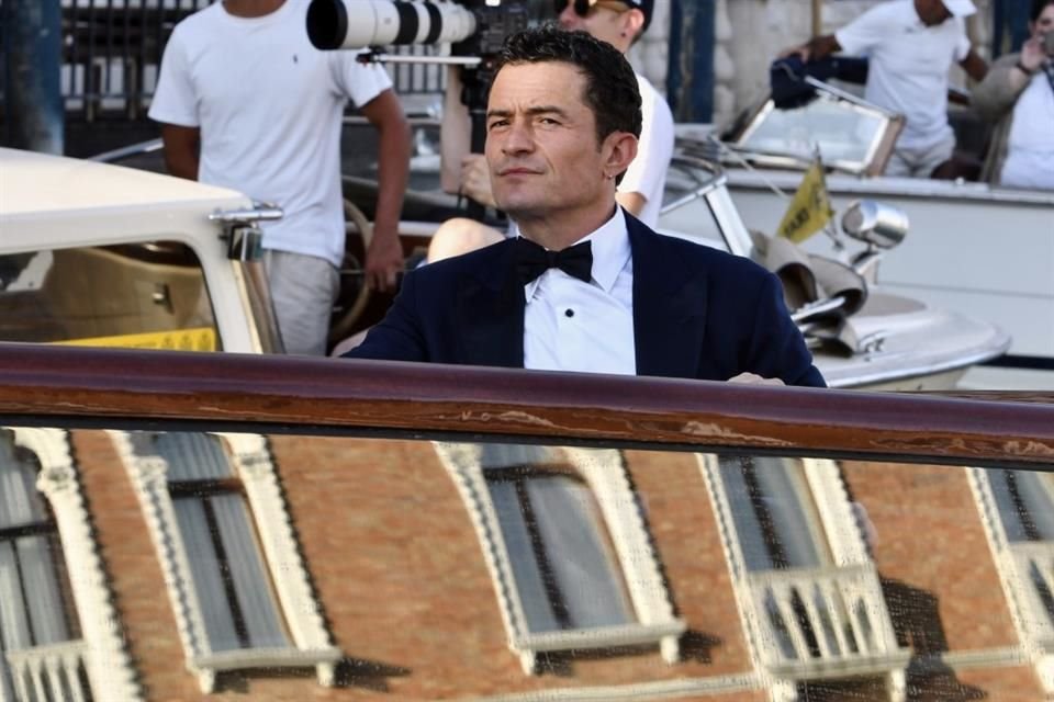 Bloom insistió en asistir solo a la boda, situación que molestó a la cantante, pues no mantiene una relación cercana con ninguno de los novios.