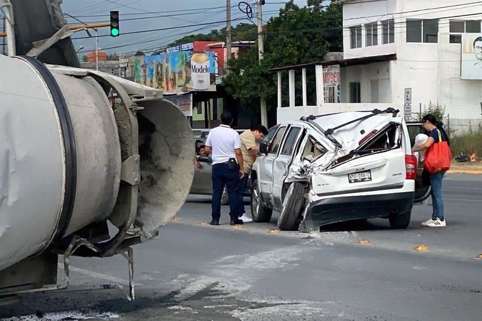 José, de 56, conductor de la Jeep Patriot también fue atendido por paramédicos.