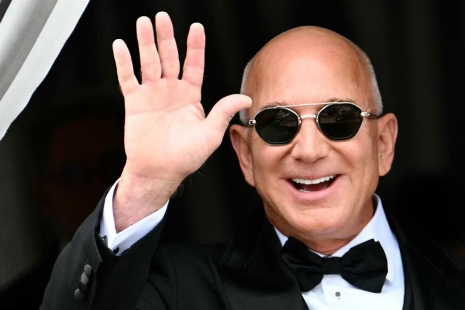 Jeff Bezos optó por un esmoquin negro con gafas de sol tipo aviador.
