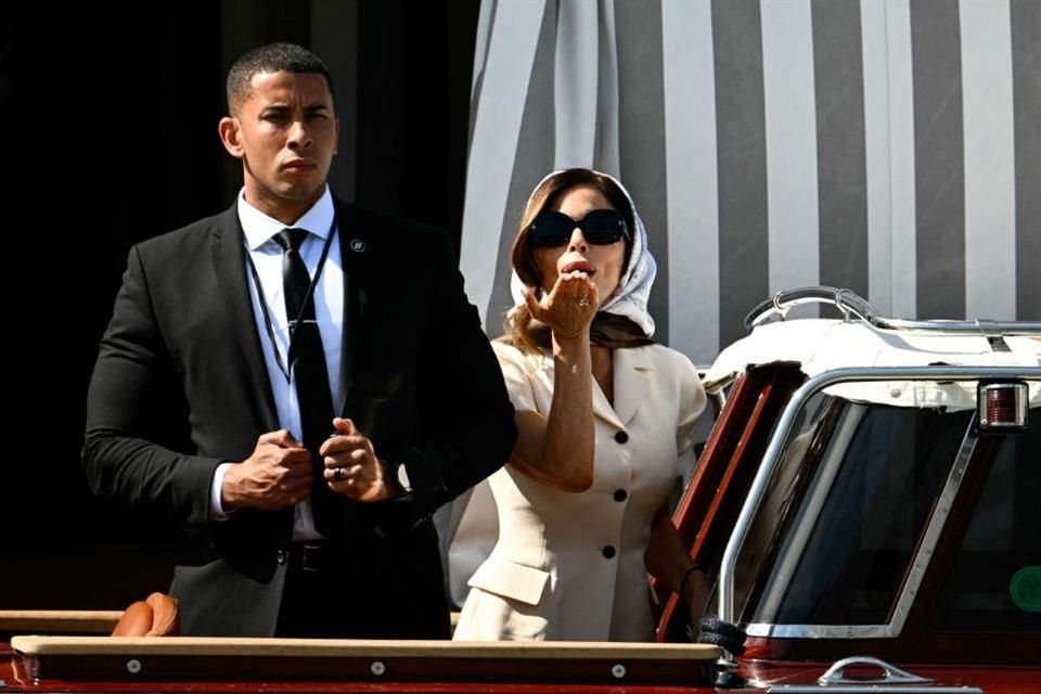 Lauren Sánchez saliendo del Hotel Aman rumbo al altar.