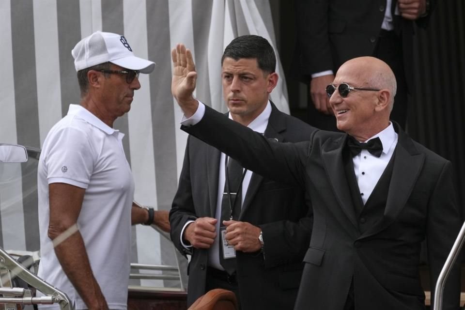 Jeff Bezos salió sonriente del hotel, previo a su boda con la periodista.