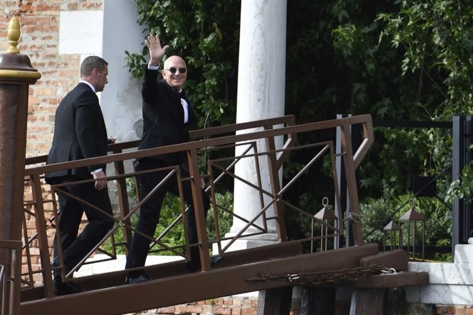 Jeff Bezos saluda a su llegada a la isla de San Giorgio.