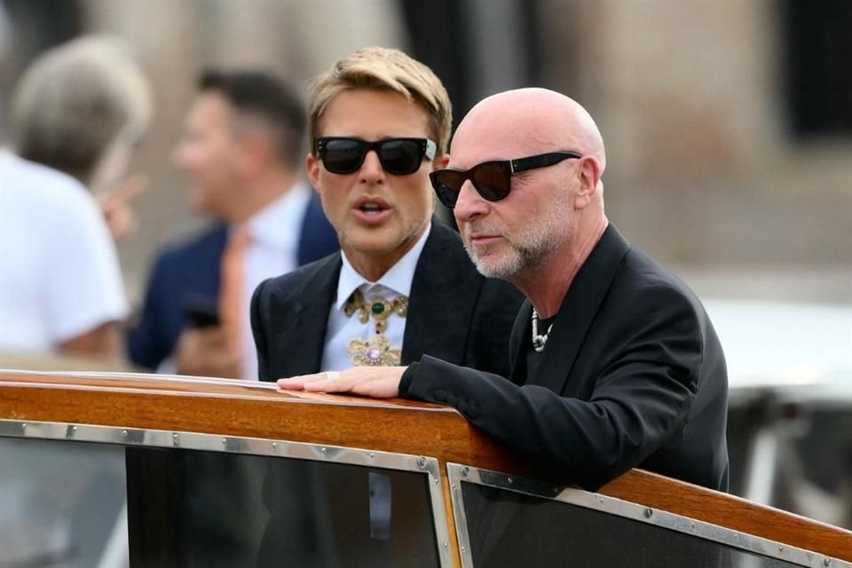 El diseñador italiano Domenico Dolce y Guilherme Siqueira rumbo a la boda de Jeff Bezos y Lauren Sánchez.
