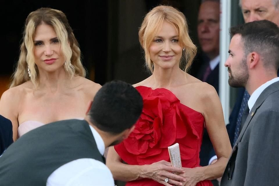 La cantante estadounidense Jewel Kilcher robó varias miradas con un atractivo vestido rojo.