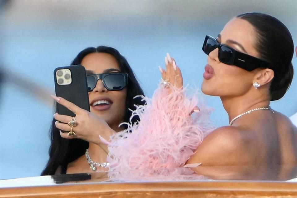 Las Kardashian no dejaron de tomarse fotos rumbo al evento.