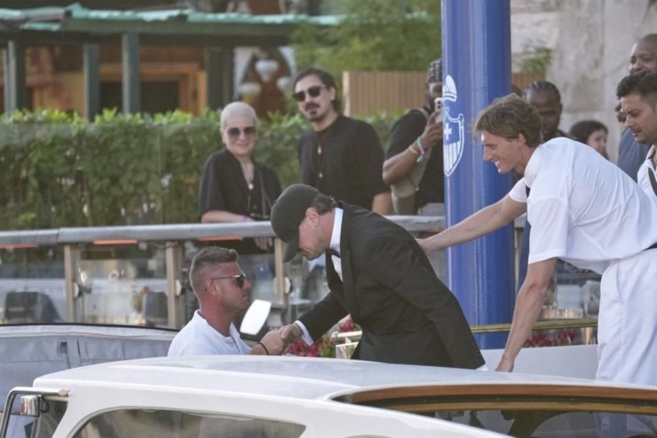 Leonardo DiCaprio intentó pasar desapercibido con una gorra negra.