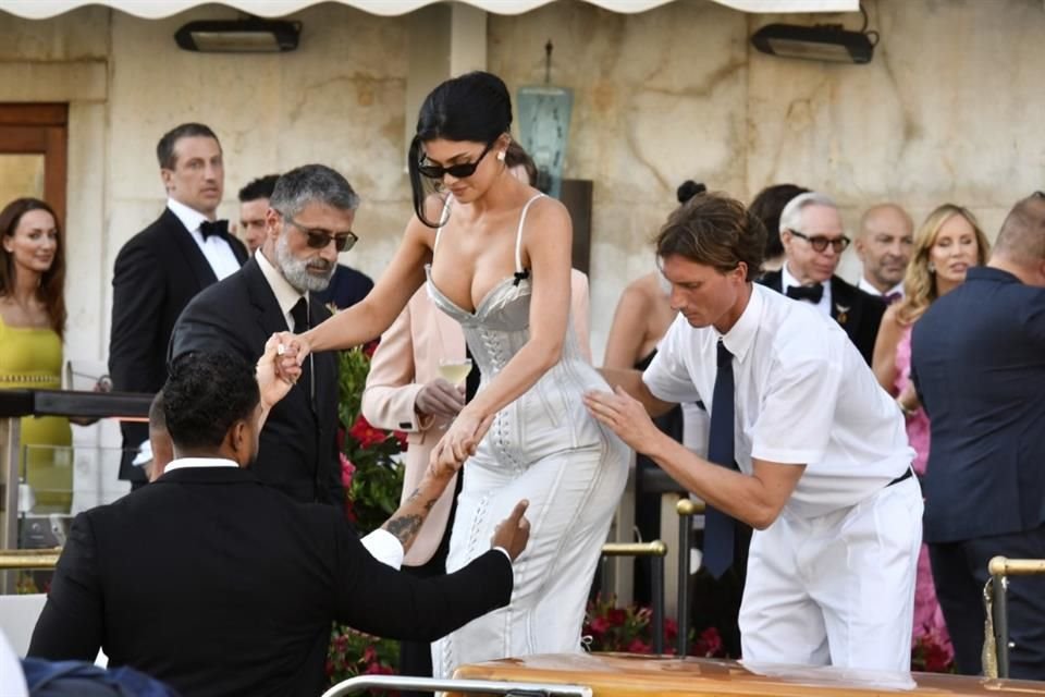 Kylie Jenner lució un look de Dilara Findikoglu inspirado en la lencería para la boda de Lauren Sánchez y Jeff Bezos.
