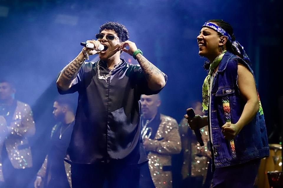 Con orgullo LGBT+, brindis y temazos, Grupo Firme encendió la CDMX con su gira 'La Última Peda' frente a 65 mil asistentes.