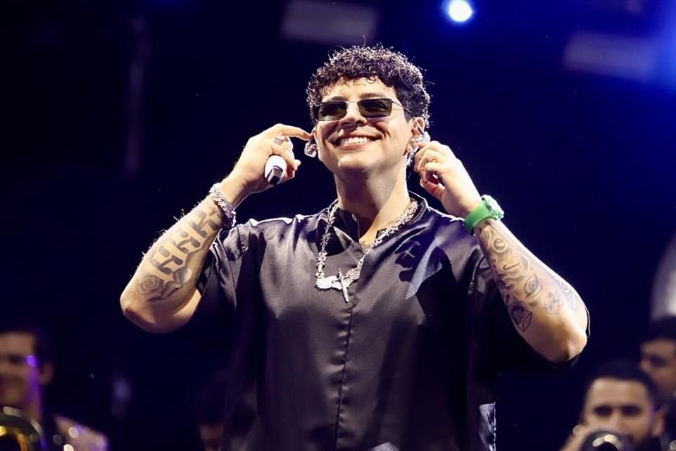 A las 9:50 p.m., los 65 mil asistentes que abarrotaron el Estadio GNP estallaron en gritos al sonar 'Pídeme' dando inicio a una noche llena de energía.