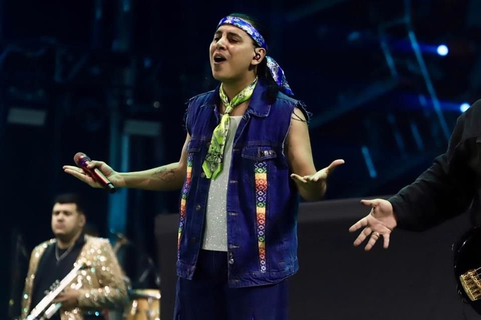 La fiesta también fue un espacio para mostrar orgullo y visibilidad, donde Johnny Caz destacó luciendo atuendos cargados de simbolismo hacia la comunidad LGBT+.