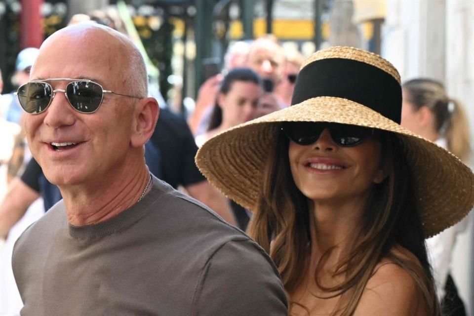 Jeff Bezos y Lauren Sánchez presumieron sus anillos de boda en Harry's Bar, un día después de casarse en San Giorgio Maggiore, Venecia.