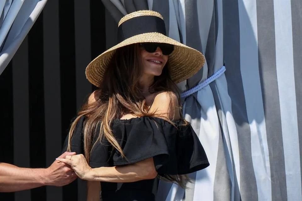 Sánchez eligió un minivestido negro estilo bandeau, complementado con gafas de sol, un sombrero de ala ancha con cinta negra.