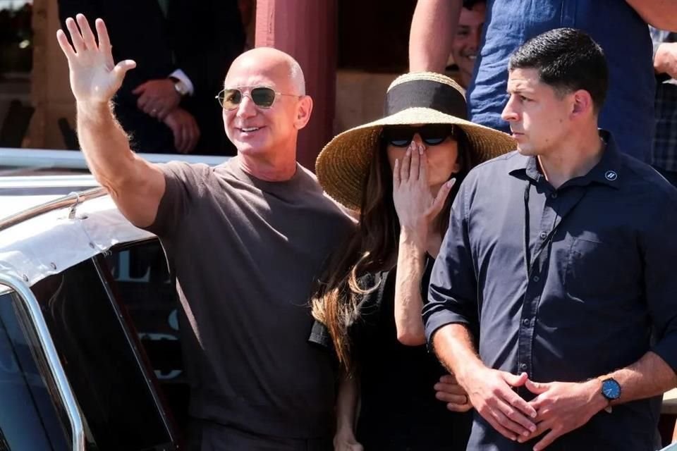 La pareja, sonriente y tomada de la mano, fue fotografiada lanzando besos a los presentes mientras abordaba un taxi acuático.