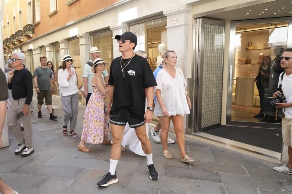 Orlando Bloom lució un look casual y deportivo, con camiseta, pantalones cortos y tenis.