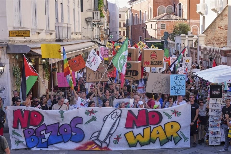 Bajo un intenso sol, el colectivo 'No place for Bezos' volvió a tomar las calles para denunciar la explotación de la ciudad.