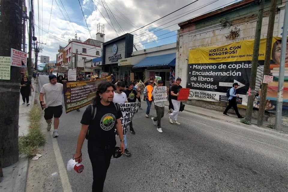 El contingente tomó la calle Washington, para seguir hasta el Palacio de Gobierno.