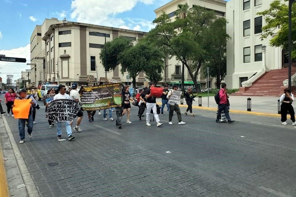 El contingente avanza hasta llegar a Palacio de Gobierno.