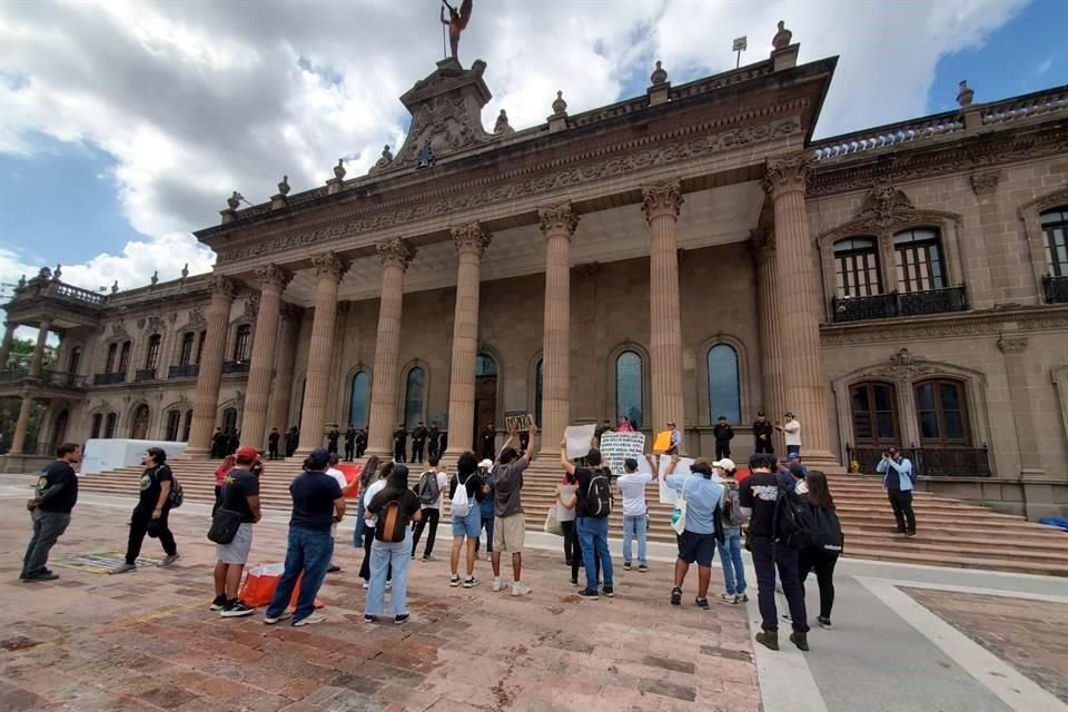 Los manifestantes llegaron al Palacio de Gobierno, que ya era custodiado por más de 30 elementos de Fuerza Civil.