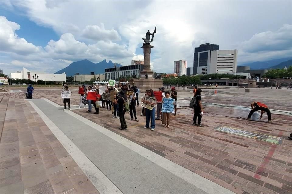 Los manifestantes llegaron al Palacio de Gobierno, que ya era custodiado por más de 30 elementos de Fuerza Civil.