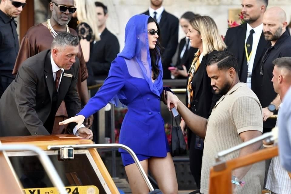 Kendall Jenner optó por un atuendo en azul eléctrico para la tercera fiesta de la boda de Bezos.