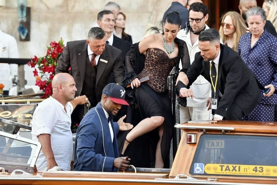 Usher y su esposa Jennifer Goicoechea, rumbo a la fiesta del magnate.