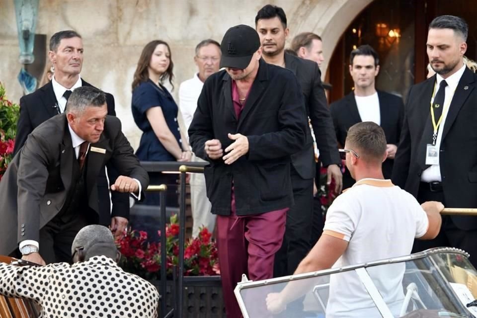 Leonardi Di Caprio asistió con un atuendo en color vino.