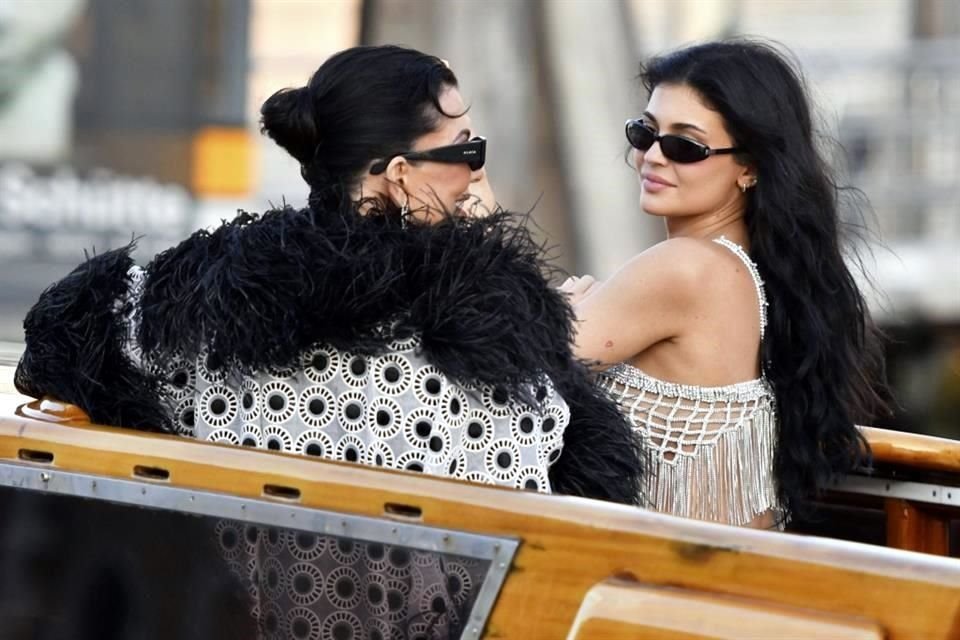 Kriss Jenner y Kylie Jenner  platicando rumbo a la celebración.