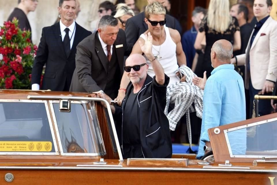 Domenico Dolce también se tomó el tiempo para saludar a los paparazzis.
