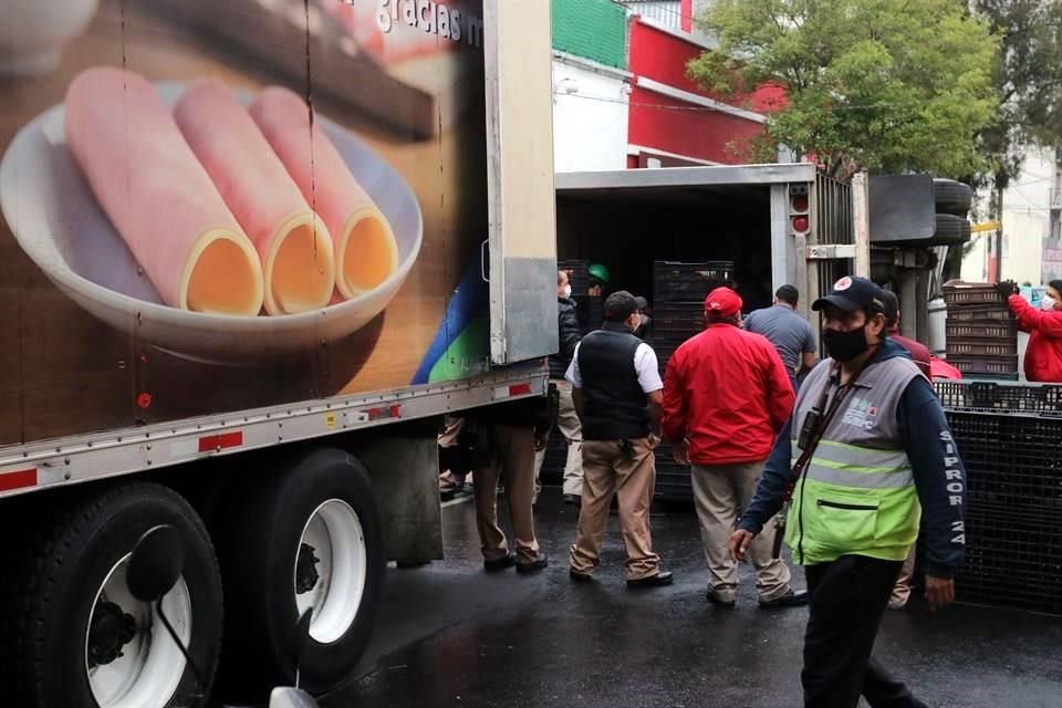 Debido al peso, la caja volcó hacia su lado izquierdo, obstruyendo totalmente la vialidad.