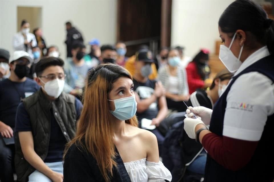 Adultos de 30 a 39 años recibirán refuerzo de vacuna contra Covid la próxima semana.