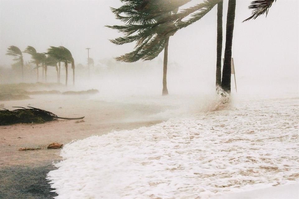 Centro del huracán 'Nora' se ubica a 50 km/h al sur-suroeste de Puerto Vallarta y ha dejado afectaciones en Estados como Colima y Michoacán.