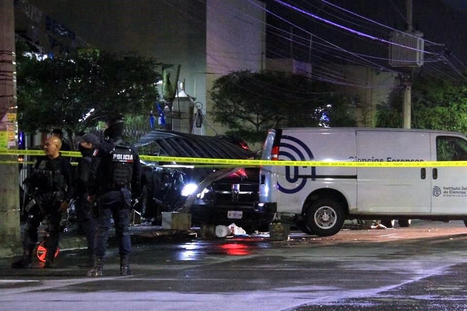 Un vehículo de la Policía de Guadalajara se fue contra un local de comida y embistió a dos hombres y una mujer.